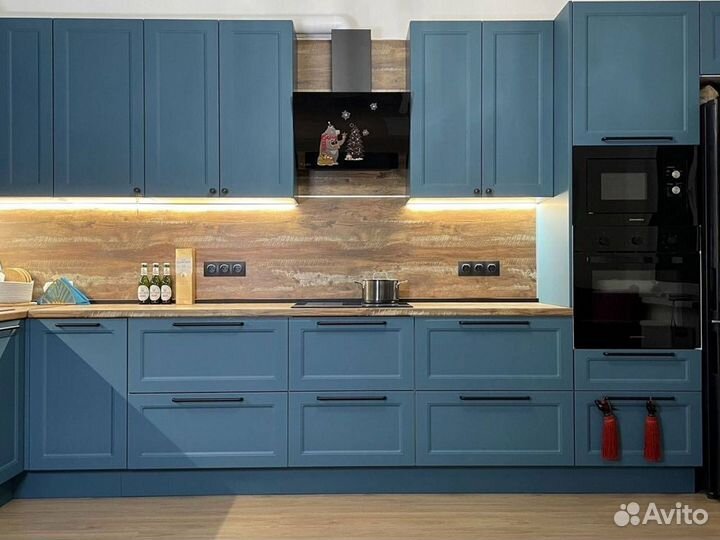 Угловой кухонный гарнитур современный