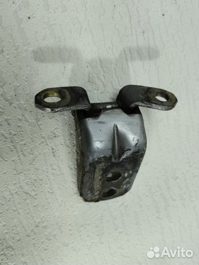 Петля двери передняя левая Nissan Primera 2008