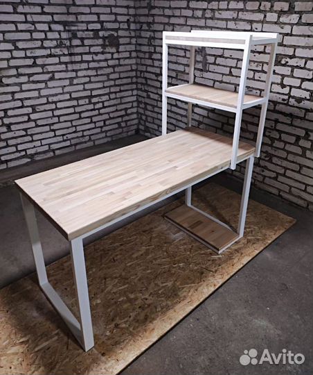 Стол со стеллажом в стиле лофт из лиственницы