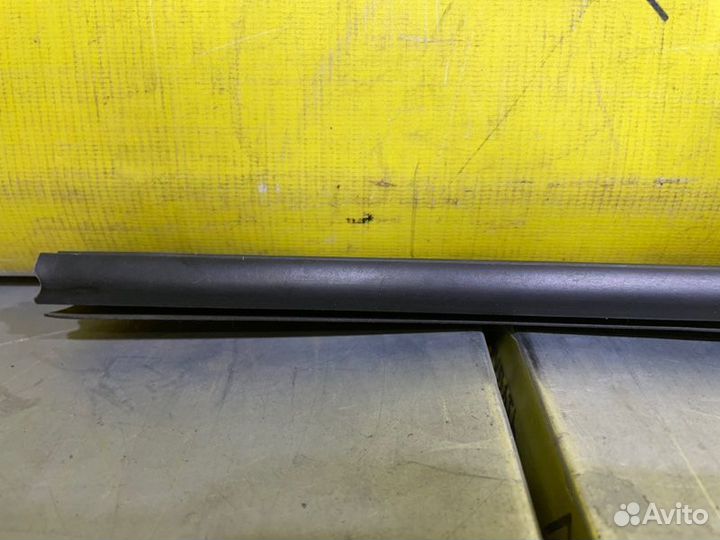 Уплотнитель стекла двери задний правый Chevrolet