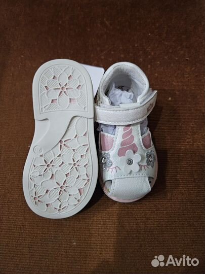 Сандалии для девочки 20 размер новые