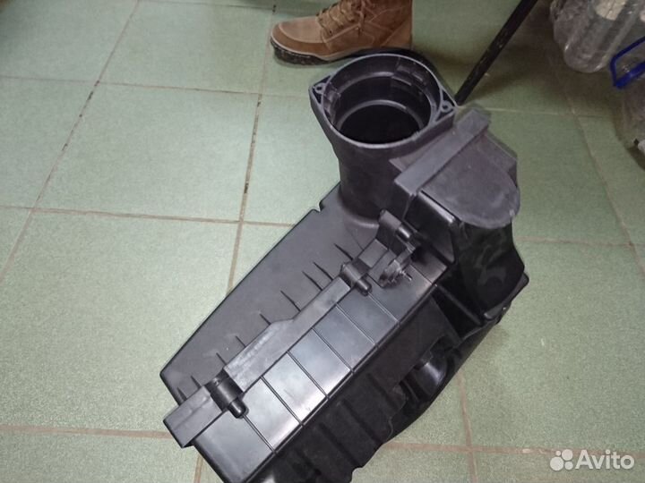 Корпус воздушного фильтра Volkswagen Passat