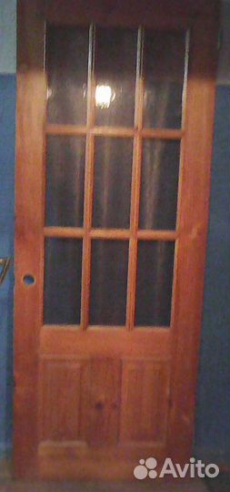 Две двери из массива дерева с петлями