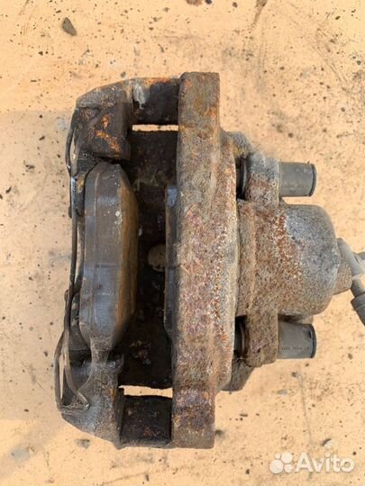 Суппорт передний правый Volkswagen Jetta 5