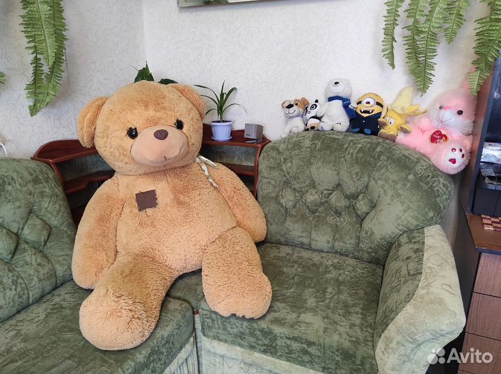 Большой плюшевый медведь
