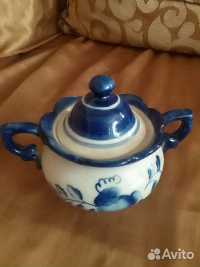 Сахарница и фигурки гжель