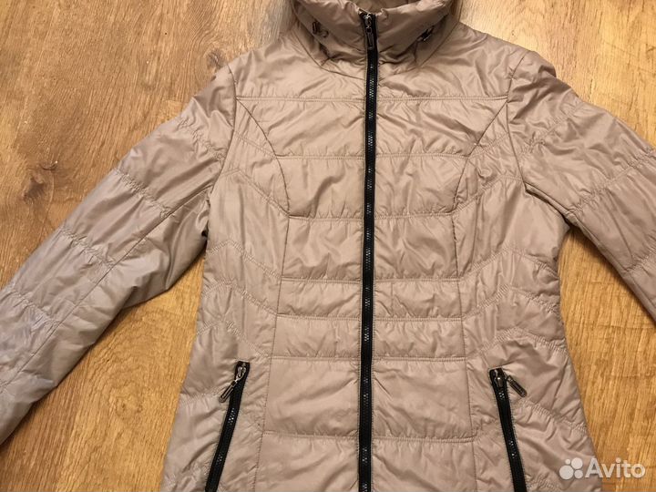 Куртка легкая 46-48 размер с капюшоном