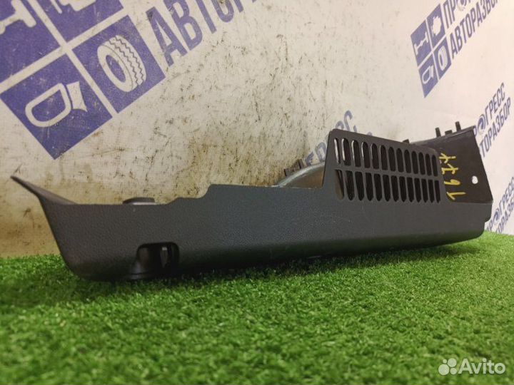 Крепление полки багажника заднее правое Mazda 3 Bk