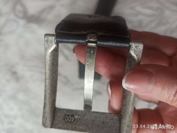 Мужской кожаный ремень с пряжкой