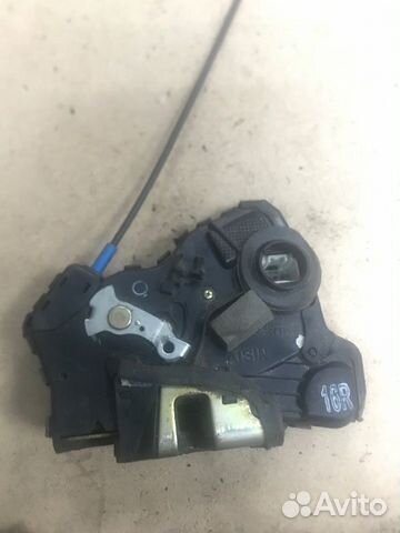 Замок двери передний правый Toyota Avensis AZT250