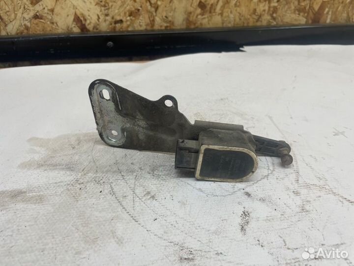 Датчик положения кузова передний левый