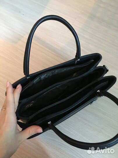 Продажа дамских сумок 2 шт- разные, см фото