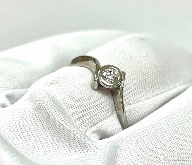 Кольцо с бриллиантом 585 р-р 17,5