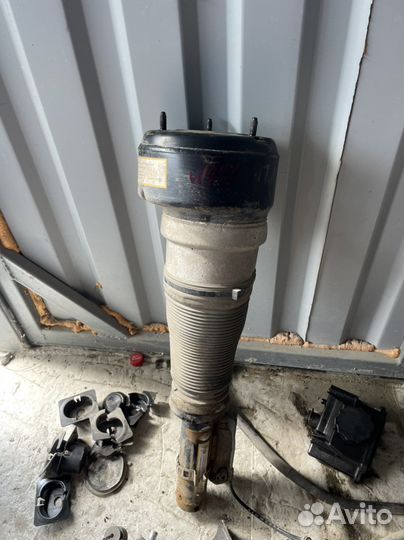 Пневмостойка перед левая на mercedes w221