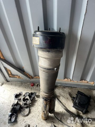 Пневмостойка перед левая на mercedes w221