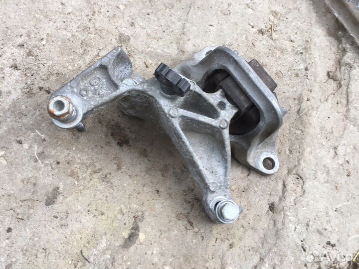 Опора двигателя правая Renault fluence