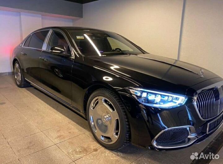 Водитель на своем легковом автомобиле