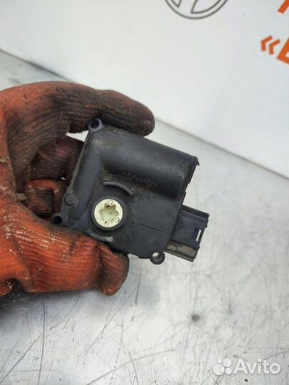 Моторчик заслонок печки Audi A6 C6 седан 2.7 Л