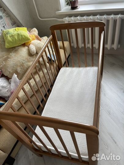 Детская кроватка с маятником