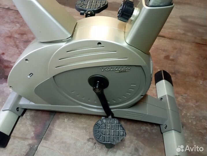 Велотренажер, гантели, скамейки, штанги