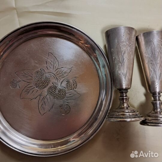 Серебряный набор: три рюмки и поднос. Старинный
