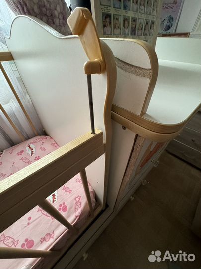 Детская кроватка с маятником и ящиком