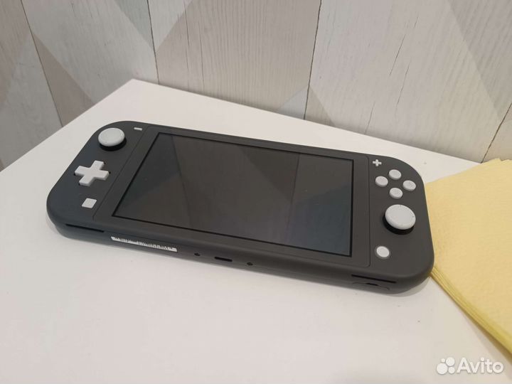 Nintendo switch lite (+чехол и sd карта 64гб)