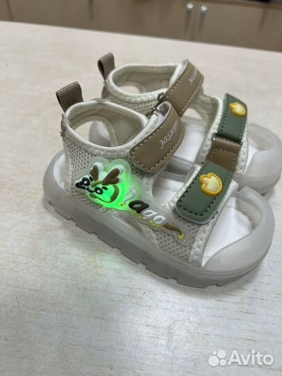 Сандалии с закрытым мыском