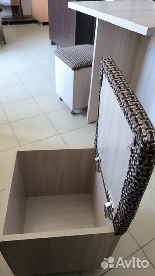 Стол и пуфики