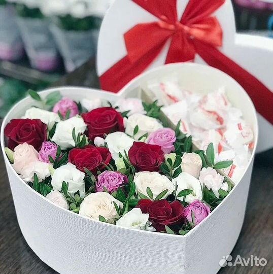 Живые цветы букеты с конфетами