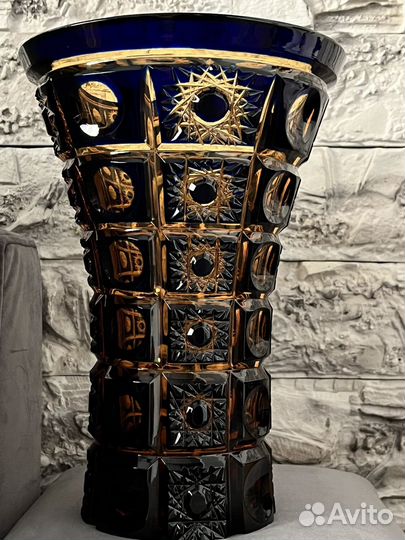 Ваза для цветов из цветного хрусталя