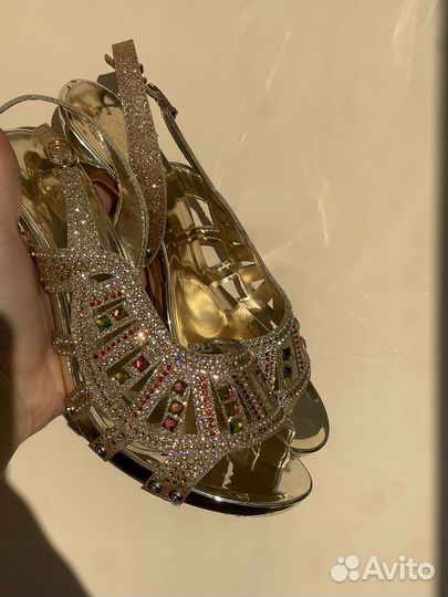 Золотые босоножки на каблуке в камнях
