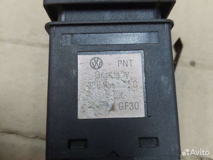 Кнопка обогрева заднего стекла Volkswagen Passat B