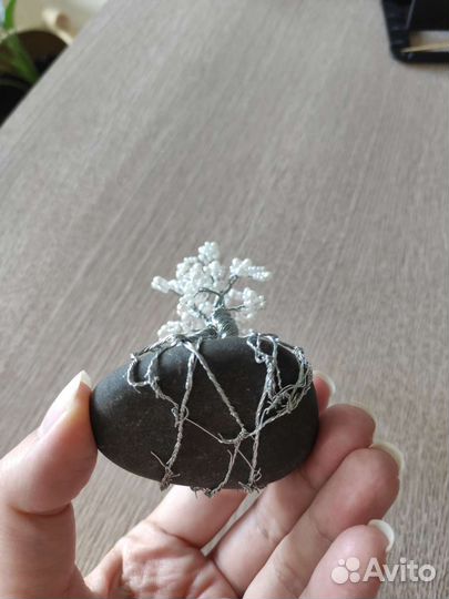 Дерево на натуральном камне, бисер проволока