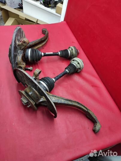 Кулак передний Volkswagen Touareg NF (в сборе )