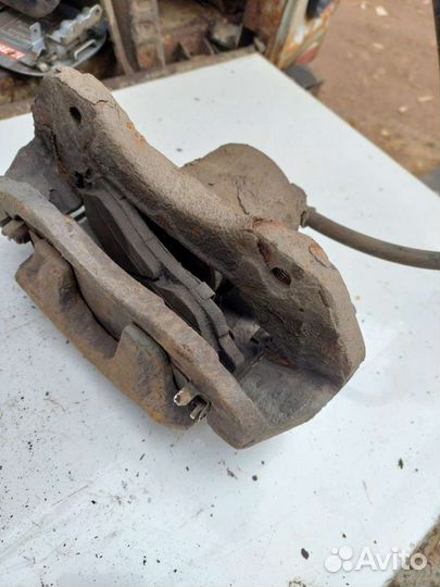 Суппорт передний правый Митсубиси Лансер 9 1.6 л