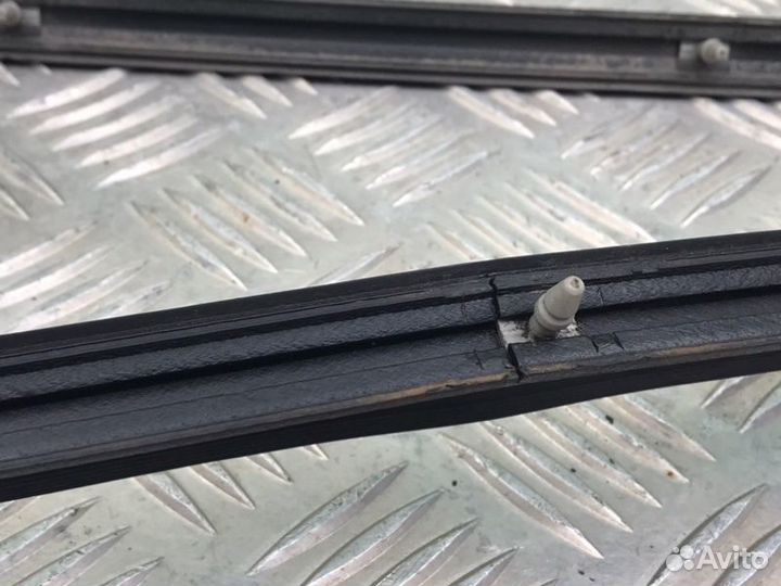 Молдинг двери передний правый Mercedes-Benz