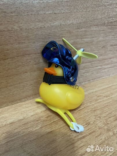 Уточка в машину в шлеме