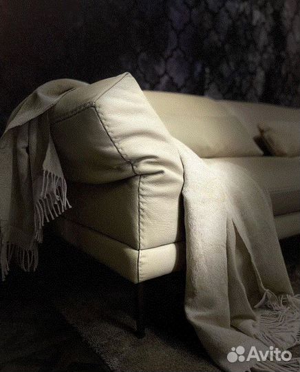 Диван угловой В коже