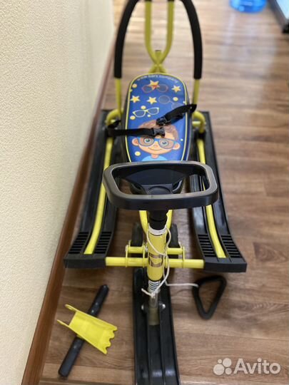 Снегокат Барс с колесами и родительской ручкой