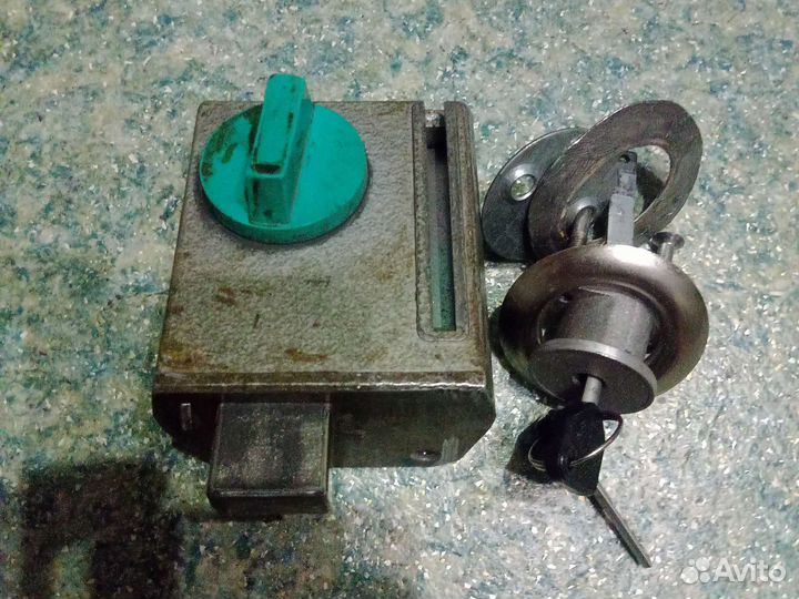 Замок дверной