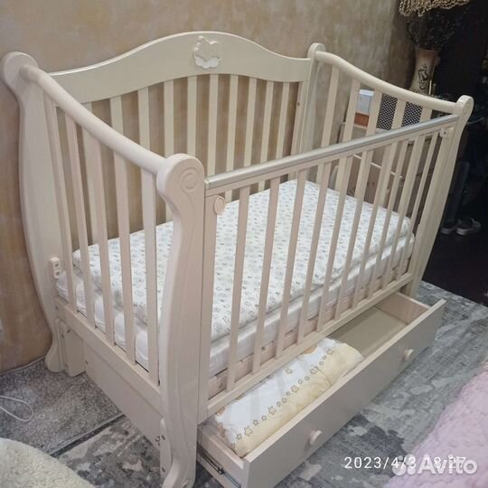 Детская кроватка с продольным маятником