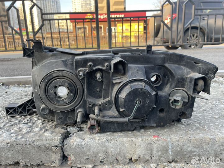 Правая фара Nissan Gloria