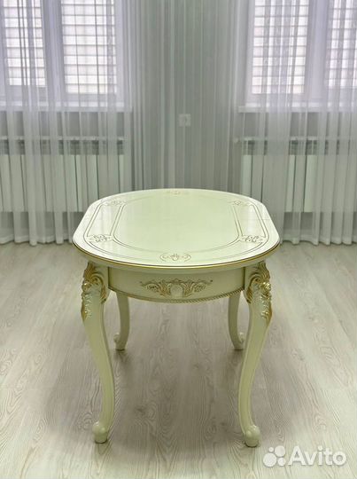 Обеденный стол и стулья