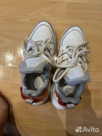 Осенние Кроссовки женские 37 размер б/у