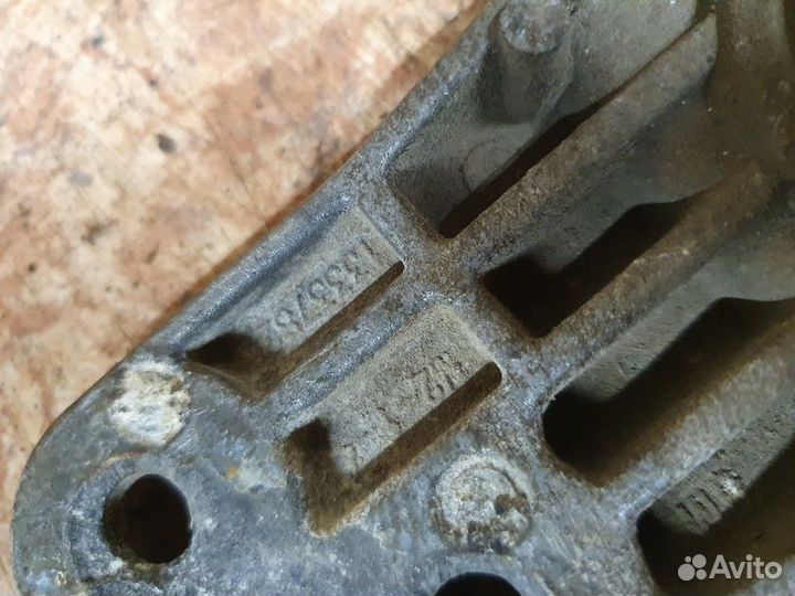 Кронштейн радиатора 1,6 Opel Astra J 2010