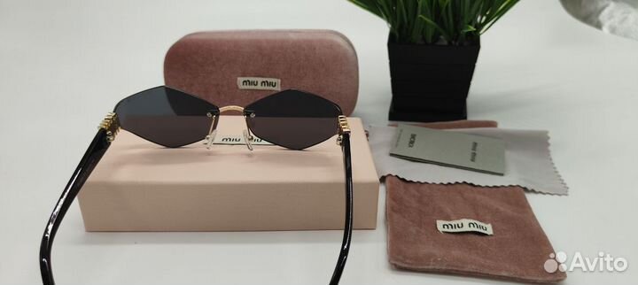 Солнцезащитные очки Miu Miu