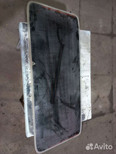 Стекло двери багажника