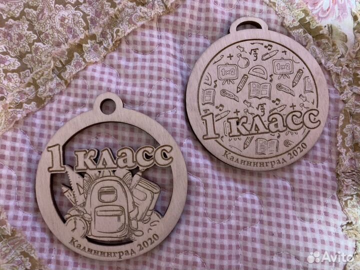 Медали школьникам к праздникам