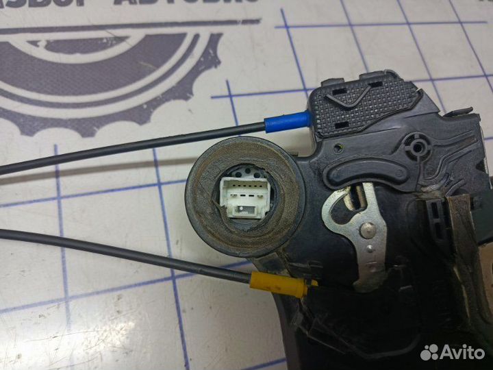 Замок боковой двери задний левый Toyota Corolla